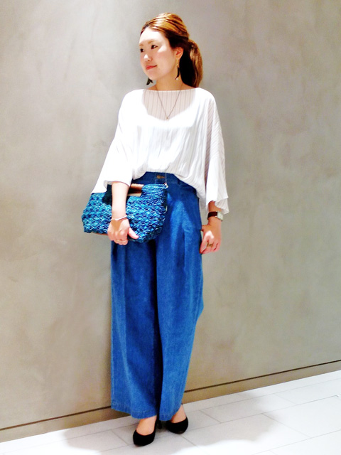 フロントに大きなタックを入れてボリュームを出したワイドデニム。
ハイウエストデザインでスタイルアップ効果が期待できます。
