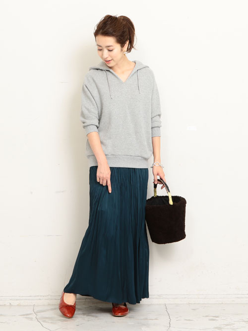WEB店舗限定のスウェットプルオーバーに、プリーツがエレガントなマキシ丈スカートを添えた大人のカジュアルミックススタイル。
足元に秋らしいカラーをセットして深みのある印象に。
