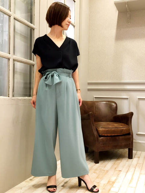 スタイルアップ効果があるハイウエストのクロップドパンツ。トップスをインした着こなしもおすすめ。普段使いから通勤まで、シューズ次第で雰囲気をがらっと変えられるのがおすすめです。