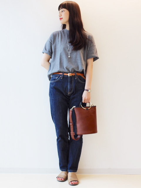 本日は秋の新作バッグをご紹介☆
今年トレンドのバケツ型バッグが秋にぴったりなカラーで入荷しました！
持ち手のゴールドのサークルがアクセントに。
取り外し可能なショルダーベルトも付いており、場面に合わせてお使い頂けます◎