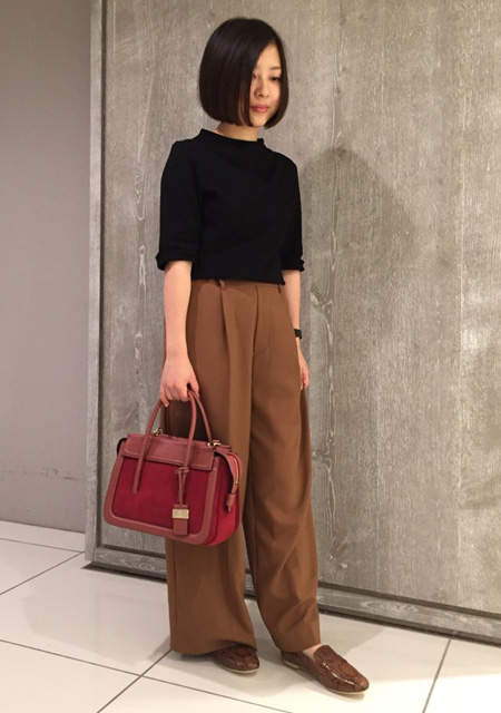 今回は新作のシューズをご紹介致します！
 秋カラーのローファーが登場！
 
パンプスより気軽に履けてスニーカーほどカジュアルにならないので
デニムはもちろん、とろみのあるパンツやスカートとも相性抜群です！
 
 