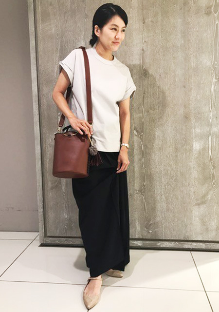 本日は新作の、楽チンに履けるポインテッドストラップフラットパンプスを
ご紹介させていただきます。
 
こちらのフラットパンプスは内側がセパレートになっているので
幅広な私でも楽チンに履けます。
 
夏のサンダルから秋物の切り替えでパンプスをお探しの方にはオススメです！
 
カジュアルなお洋服に合わせていただいても、上品なスタイリングに仕上がります。