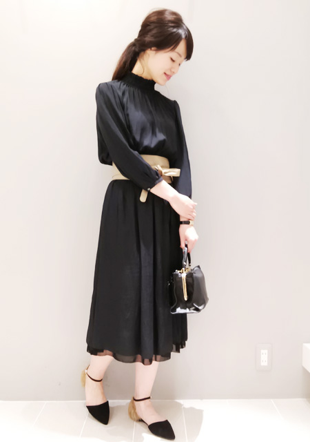 落ち感のあるジャガード素材を使ったワンピース。
ギャザーがたっぷりで、クラシカルな雰囲気があり、いつもとは違う大人な印象で着れるワンピースです。 
きちんとした席はもちろん、サッシュベルやフラットシューズを合わせて、カジュアルダウンさせても素敵です☆