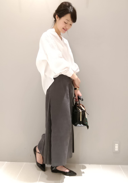 サイドがプリーツになっているワイドパンツに今時期ぴったりの、バックボリュームシャツをあわせてモノトーンスタイルに。
