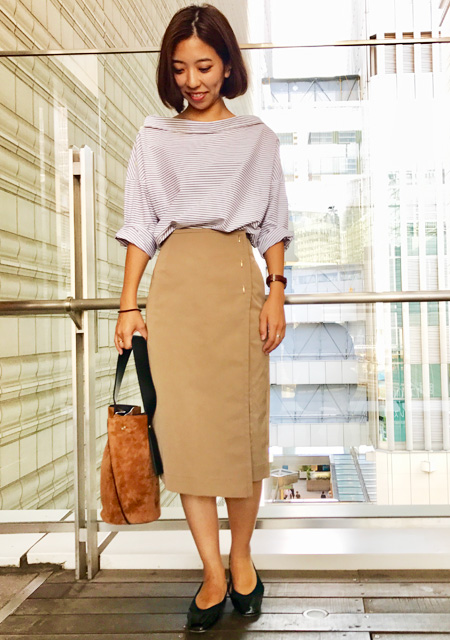 秋を先取りしたいという方にオススメのトップス◎
ハリ感があるのに柔らかく、肩が少し広めに開いているので大人の上品さがあります。
七分袖ですのでさっぱりとしていて手首が華奢に見えます♪
後ろの丈がしっかりあるのでパンツで合わせても腰回りもカバーされます！！