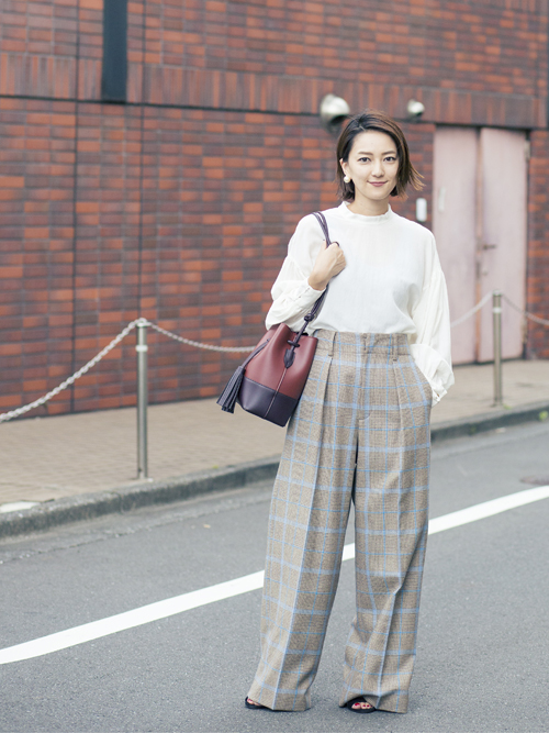 洗いをかけた独特な風合いが魅力のハイネックブラウス。肩が落ちた絶妙なシルエットもトレンド感を演出します。