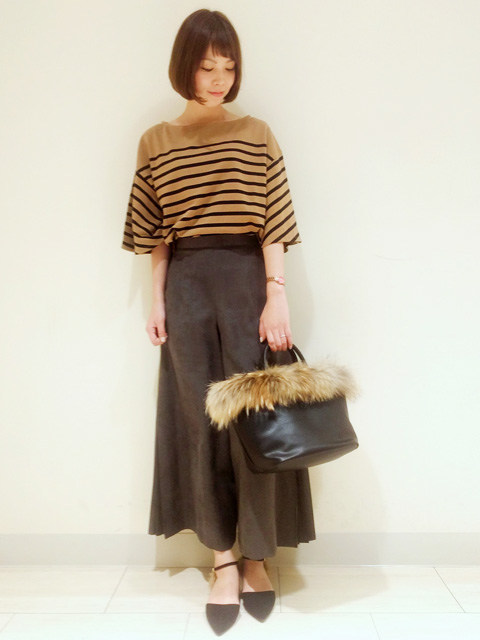 キャメルのボーダーが秋らしいイメージに♪
さらっとした素材感がカジュアル過ぎず大人カジュアルに見せてくれます！