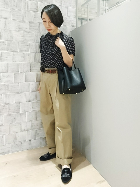 ショルダーにトレンドのスカラップカットを施したバッグ。
太めなのでバッグが重くなっても肩の負担を軽減してくれ、オンオフご利用頂けます。
見た目はコンパクトですがマチがあるので荷物もたくさん入る優れもの。
中はポケットで仕切りられているので実用性も抜群◎