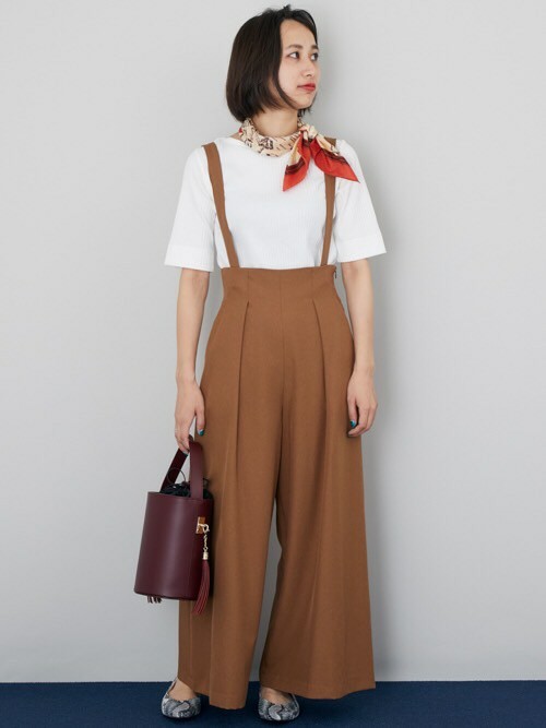 秋の休日・大人カジュアルスタイル。
今期トレンドのサスペンダーに秋を意識したバッグ、スカーフを合わせた着こなしに。