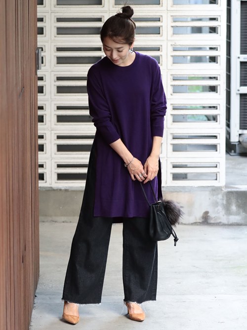 サイドスリットが印象的なワンピースにワイドボトムスをあわせた旬のスタイル。