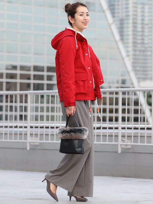 鮮やかなレッドのマウンテンパーカーをメインにしたスタイル。ハウンドトゥースのパンツやヒールをあわせて上品に。