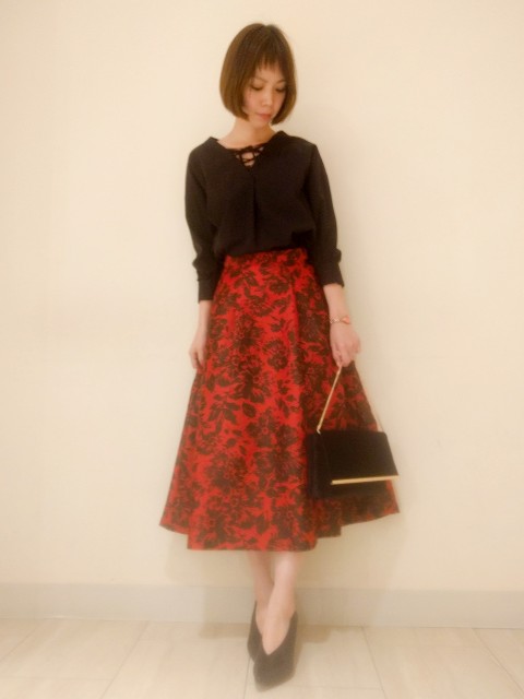 今年らしいレースアップのデザインが
コーディネートのワンポイントになってくれます◎
 
ブラック×レッドでシックな印象に！