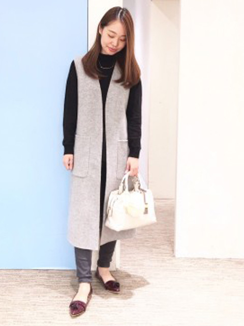 晴雨兼用シリーズに新たに加わったタッセルパンプス。
レインシューズにはなかなかないデザインで普段から履いていただけるのが優秀なポイント。
ソールの裏にはギザギザの加工を施して濡れた床でも滑りにくい仕様になっています。