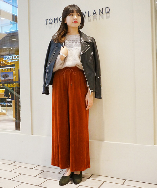 レザー×モヘヤ×ベロアと、秋冬ならではの異素材をMIXしたコーディネート。
それぞれが主張のあるアイテムながら、ほど良く抜け感のあるクリーンなリラックススタイルにまとめました。