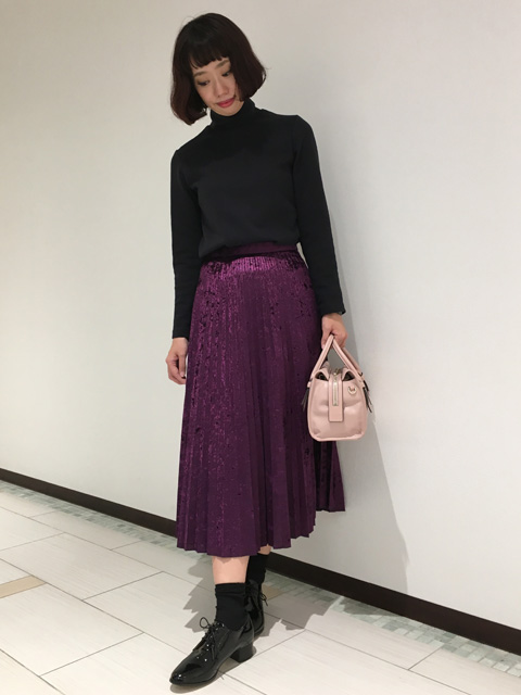 パープルのベロアスカートに、トップスと靴はブラックでまとめました。
 
スカートにシューズを合わせることで、すこしカジュアルな印象になり、秋のお出かけスタイルにぴったりです！
