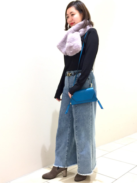 ふわふわでボリューミーなファーマフラー。
フェイクファーながら柔らかな肌触りと絶妙なニュアンスカラーで高見えするアイテム。
首に巻くとお顔周りにボリュームが出て小顔効果も期待できます。