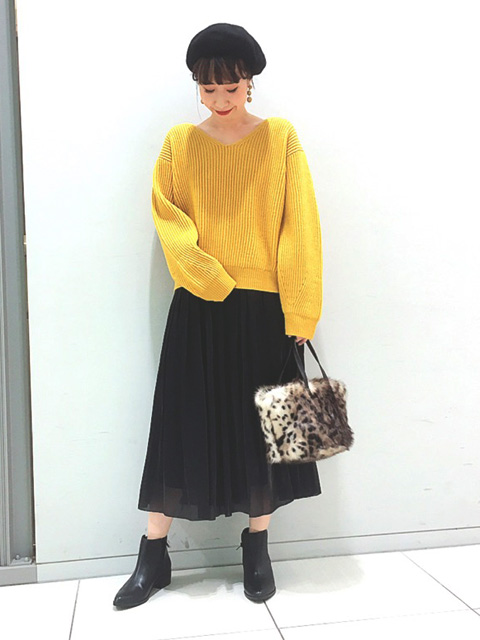 分繊サテンという、つややかな光沢感がある生地を使ったギャザースカート。
今季注目のヴィンテージテイストにぴったりな、古着の様な質感がおしゃれな見え方に
ほどよくフェミニンなコーデにアップデートしてくれるスカートは、ニットと相性抜群◎