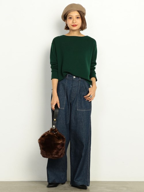 グリーンのカラーが美しいボートネックのニットをメインに、ベレー帽やファーバッグなどでトレンド感をプラスしたスタイル。