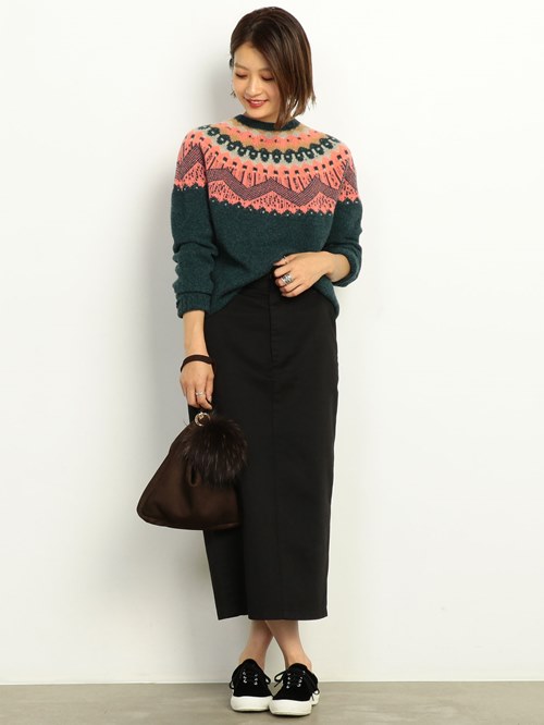 ＜DONNA WILSON＞の鮮やかな柄が目を引くフェアアイルニットプルオーバーをメインにしたスタイリング。タイトスカートをあわせて今年らしく。