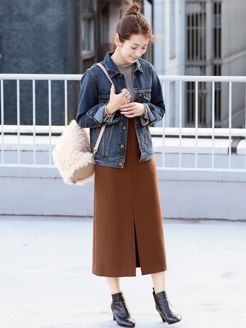 すっきりとしたIラインシルエットでデザインしたジャンパースカートをメインにしたスタイル。