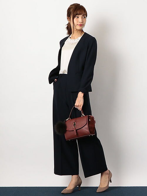 小物で女性らしさを取り入れた通勤スタイル。
ネイビーのセットアップできっちり感をだしながら、ボルドーやベージュの小物使いで、女性らしく柔らかい印象に。
ファーチャームをつけ、より可愛らしく仕上げました。

 165～169cm