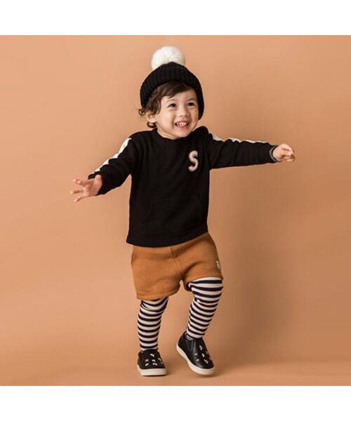 胸元のアルファベット刺しゅうが
目を引く裏毛トレーナーです。
大きなポンポンつきのニット帽は、この冬大活躍しそうです！

モデルサイズ：87cm 着用サイズ：90cm