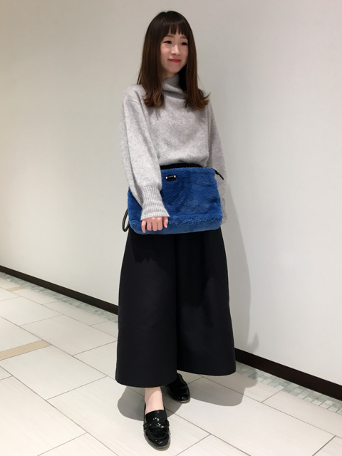 デイリーに活躍間違いなしのローファー。
スニーカーよりきちんと見えて、パンプスより気軽に履いていただけます。
何でも合わせられる黒も今年は踵のパールで華やかにブラッシュアップ。
さらに今年はブラウンやシルバーといったスタイルのポイントになるものもおすすめです！