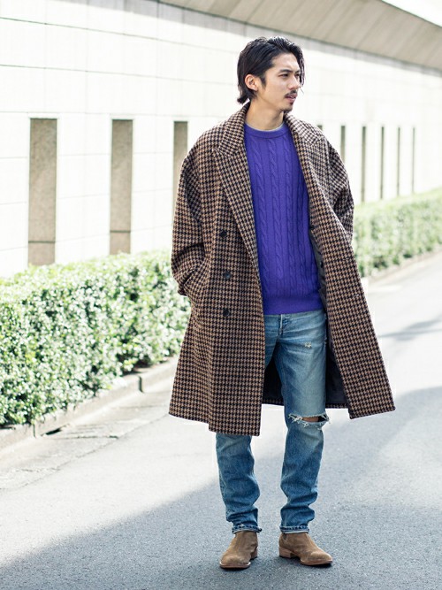 ヘリンボーン織りの生地を用いたロングコート。 柄アウターには、鮮やかなカラーのインナーが好相性。ケーブルニットはパープルを選び、程よく遊びを効かせてクラシカルになりすぎない着こなしに。