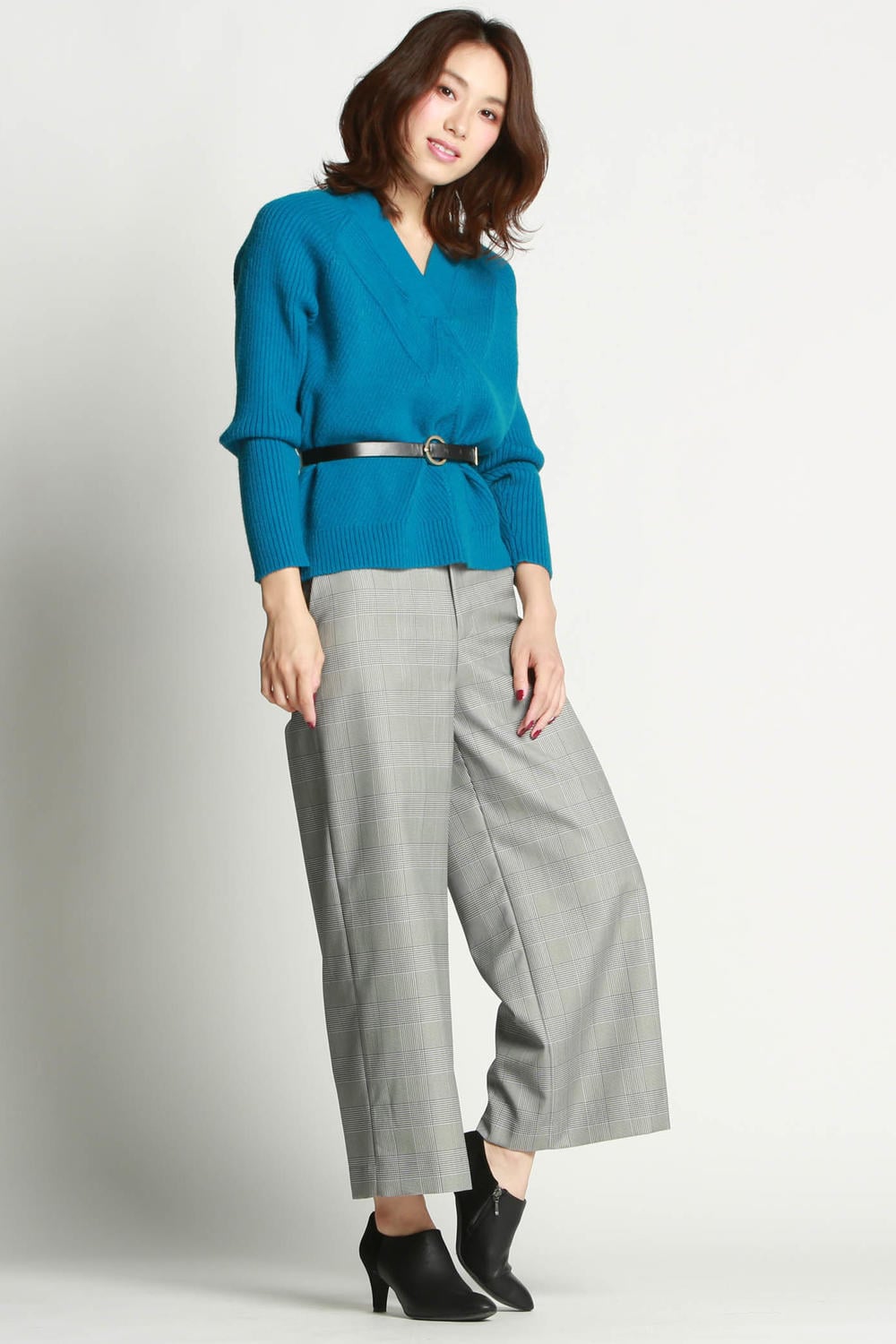 編地にこだわったシンプルなニットプルオーバーです。OFF着にも着用できるように編地変化をさせデザインをいれており、デニムやチノパンツなどのカジュアルのボトムにも最適なデザイン、素材になっています。ゆったりとしたサイズ感でインナーにシャツを入れたコーディネートにも相性抜群、着心地にもこだわっています。ネック部分はすっきりとした印象になるように仕上げています。