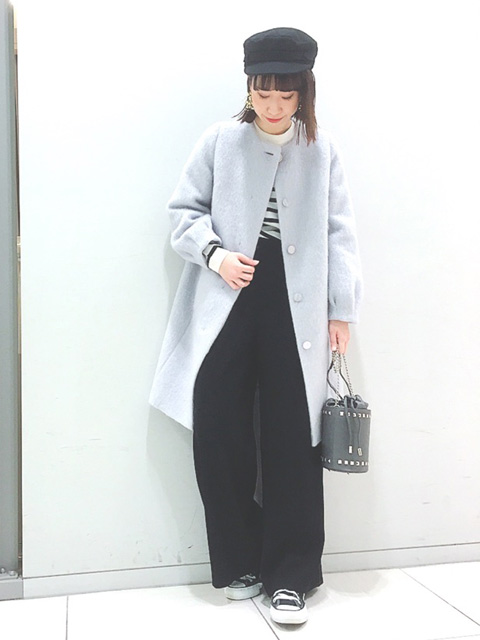 可愛いコートが入荷致しました！！
モヘア混のシャギー素材を使用したノーカラーコートです
シンプルになりがちなノーカラーですが、
フロントのゴールド釦がアクセントになり華やかな印象に♪
 
着用のブルーグレーの他に、ピンク・ブラックもございます！