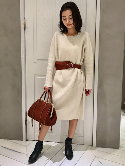 最近再度注目を浴びているがま口のようなデザイン。
コーディネートのポイントにしてくれる爽やかなブルー、全体を綺麗にまとめてくれるブラウンなどカラーによって印象も様々。
ショルダー付きでポケットもたくさんあり実用性も抜群ととても魅力的なバッグです。