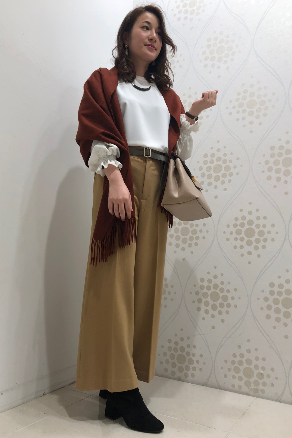 袖口にシャーリングを入れ、ボリューム感を出した今年らしい華やぎトップス。ネックと袖口にピコ刺繍を施し繊細に仕上げました。トップスにボリュームがあるのでパンツやタイトスカートと相性のいい一枚です。今シーズンはトップスにカラーを取り入れるのもおすすめです。