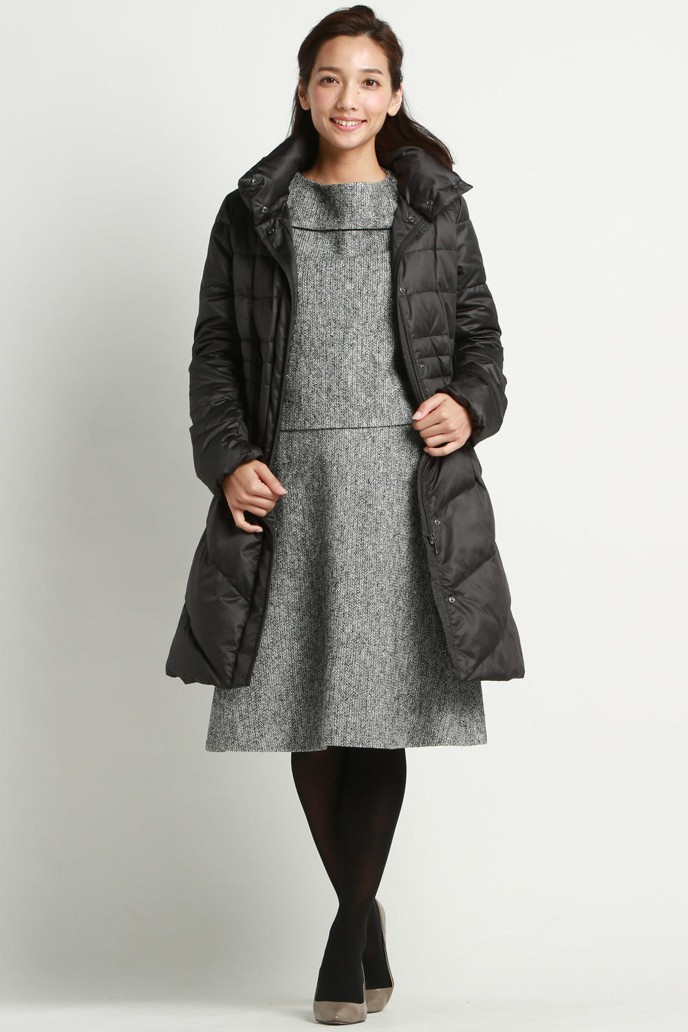 フード取り外し可能のスタンドカラーのロングダウンコートです。身頃全体に斜めにステッチを入れ、ウエストは細かいステッチに変化を付け、スタイルアップして見えます。ダウンでは珍しいウエストにダーツを入れ、すっきり見せます。フィット＆フレアーのシルエットで女性らしいきれい目のダウンアウター。極薄素材で軽くソフトに仕上げ、着心地にもこだわっています。