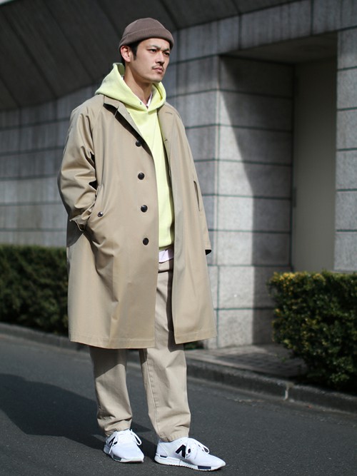 ベージュのワントーンコーディネートにイエローの差し色を加えてアクセントに。