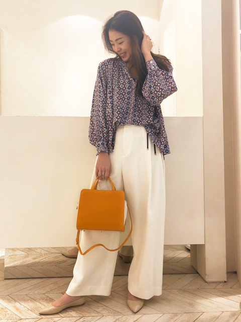 本日はこの春カリテ一押しのアズレージョのトップスを使ったコーディネートです！
 
ホワイトのワイドパンツと合わせてより春らしく♪
前だけ少しINしていただくとすっきりと見えますよ♪
 