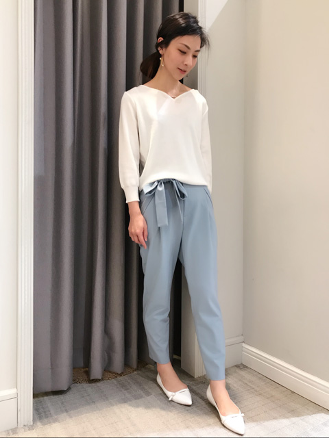 通勤シーンで大活躍しそうなきれいめパンツ。大人気だったアイテムが、春色を携えて再登場しました。
春はミドルゲージのニットと、ゆるっとあわせるのもおしゃれです。