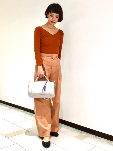 本日はオレンジのニット×オレンジのワイドパンツのワントーンコーデです。
 
足元を新作のグリッターバレエを合わせてみました。
 
柔らかくて履きやすいバレエシューズです。