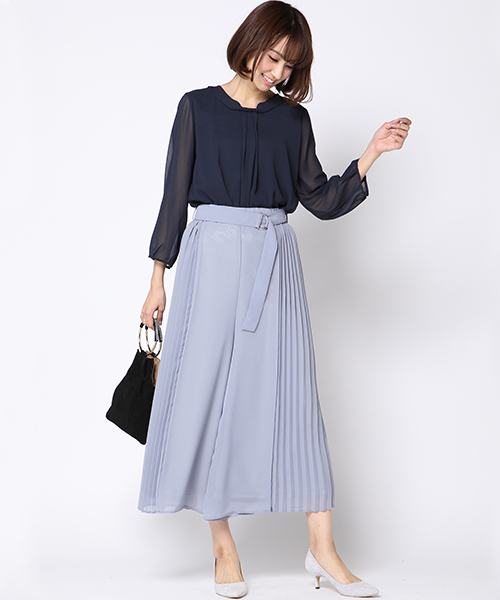 胸元のデザインがポイントのカットソーは、一枚で着ても華やかな印象。
程よい丈感 に仕上げたことで、スカートやワイドパンツなどのボリュームボトムと合わせてもすっきり美しいシルエットに。