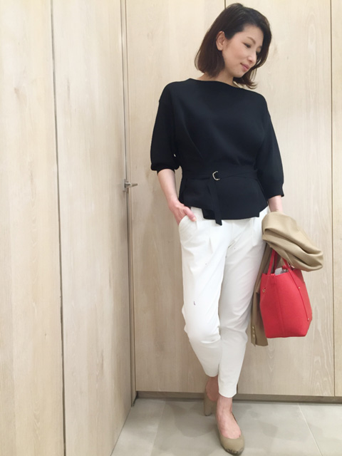 どんなスタイリングにも気分にも、フィットしてくれる名品パンツは、ワードローブにこれさえあればと思わせる究極のスタンダードです。
タイトすぎない腰まわりのフィット感から足首に向かって細くなるテーパードシリーズはいつみても飽きのこない新鮮な印象を与えてくれます。
