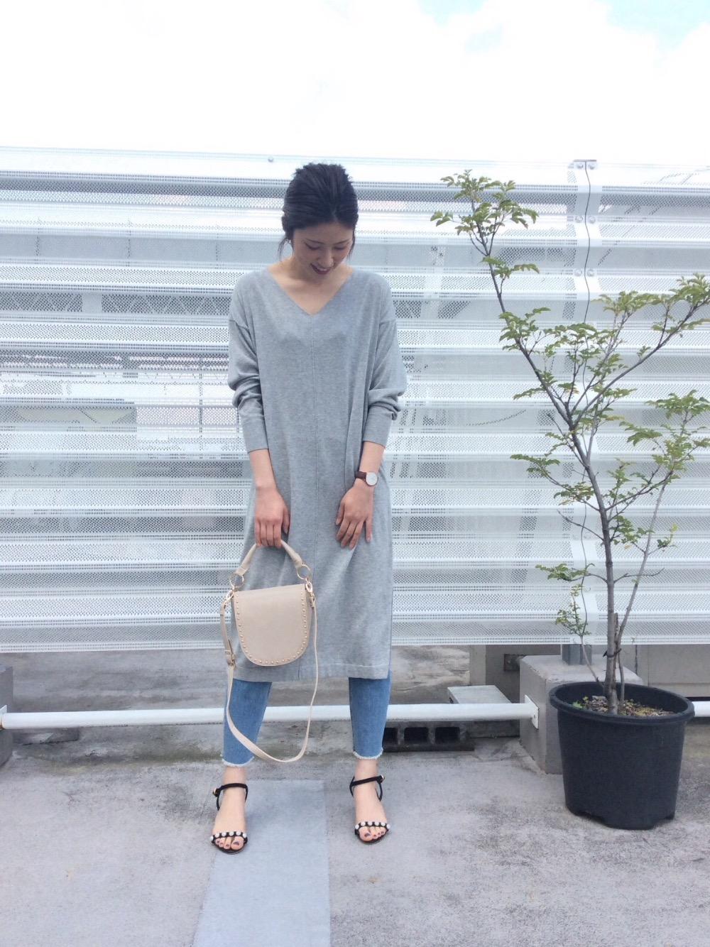 薄手のニットワンピはこの季節にピッタリ。パンツと合わせて大人カジュアルに仕上げるのがおすすめ。
モデル身長 170cm