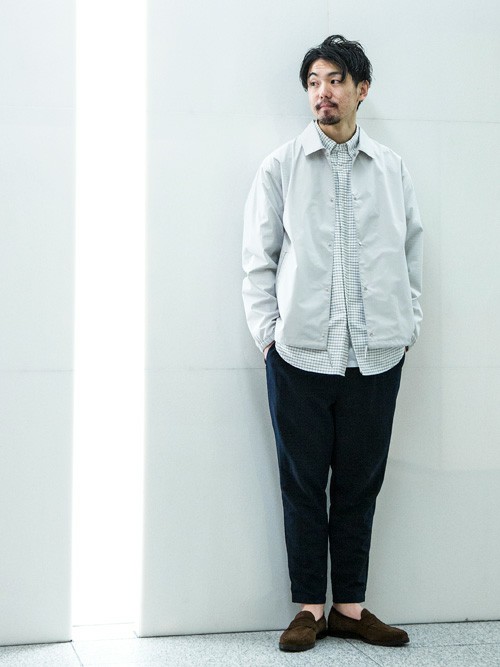 カジュアルなコーチジャケットも、ハリのある生地感と色味で、大人っぽく落ち着いた印象に。
 あえて革靴を合わせることでさらにクラスアップした旬なスタイリングの完成。