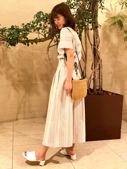 Qualiteスタッフのシャツ ブラウスを使ったレディースファッションコーディネート No