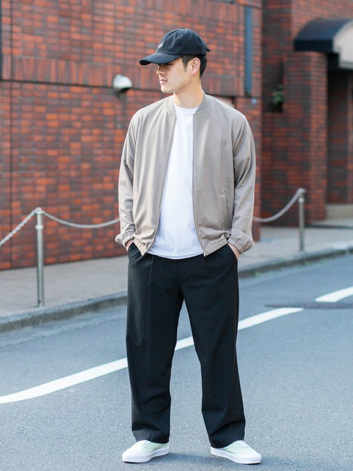 太めのパンツとポンチ素材のブルゾンを合わせたカジュアルなコーディネート。
キャップとスニーカーでさらにスポーティ－な印象に。
さりげない差し色はカラースニーカーでグリーンをON。