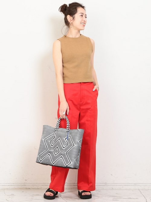 鮮やかなカラーが目を引くワイドシルエットのチノパンツをメインにしたスタイリング。

BEAUTY&YOUTH オフィススタッフ / 160～164cm