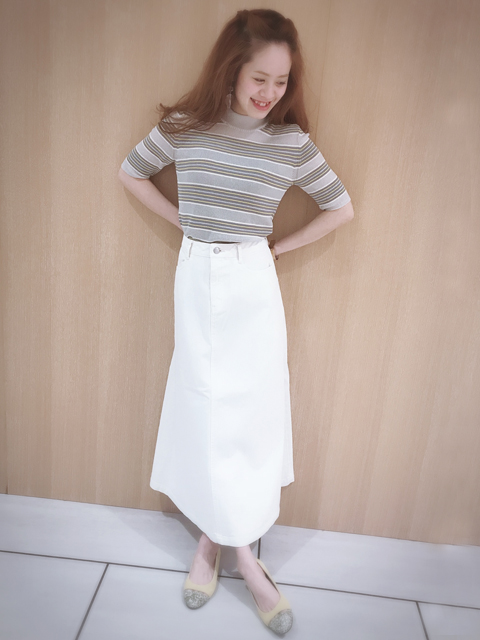 今季トレンドのチュール素材も取り入れた、遊び心あるデザインがシンプルなデニムスタイルを格上げしてくれます。
やぎ革を使用し、とても軽いので足にフィットし、長時間履かれる際にオススメです！！
ヒール１．２㎝でしっかり足を包み込んでくれる形でございますので、幅広の方や外反母趾でお悩みの方にも楽にお履き頂けると思います。