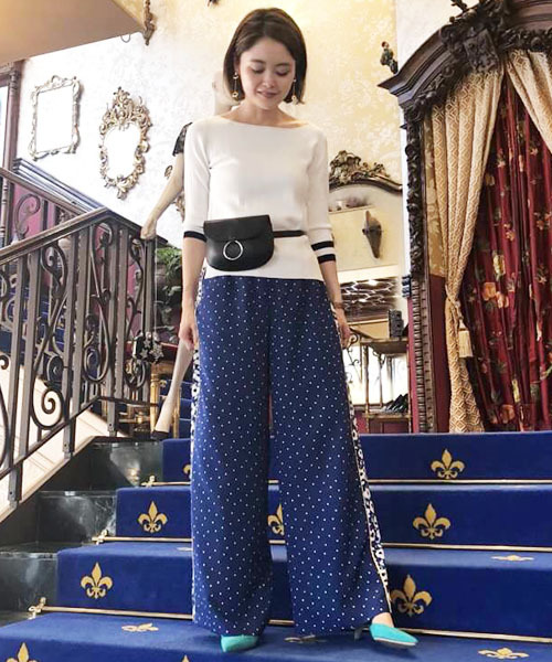 ラインディティールやウエストポーチがスポーティーな雰囲気のスタイリング。
パンツのライン部分のフラワープリントや、トップの女性らしいネックラインなど、一見スポーティーでもフェミニン要素を取り入れているので、どちらもカジュアル過ぎず着こなせるアイテムです。

model:H159 着用サイズ：36