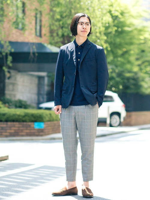 カジュアルな装いにもさっと羽織ればビジネスにも、おしゃれ着にも対応できてしまうのがジャケットの魅力の一つ。
ブルーのジャケットは特に合わせる色を選ばない為、一着は持っておきたいアイテムです。