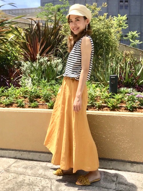パッと目を惹くオレンジのリネンスカートを、ボーダーでカジュアル合わせしたスタイリングです。
軽やかで肌触りのいいリネンスカートはこの夏大活躍すること間違いなしです！
モデル身長：160~164
