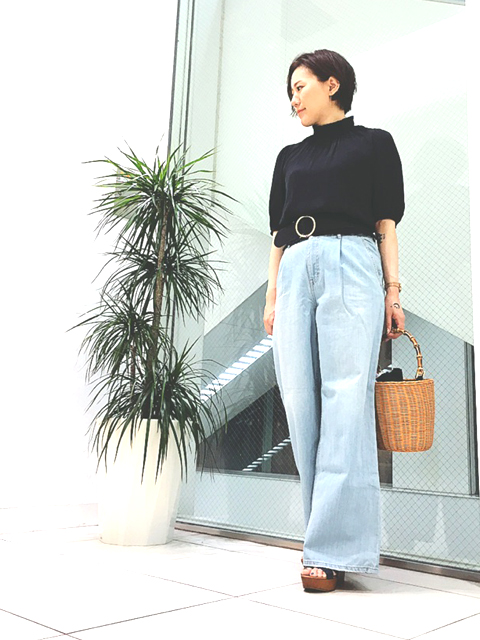 以前は長袖Ver.だったのですがお袖が短くなって再登場です！
柔らかく、着心地の良い生地は今から秋口まで長く着て頂ける素材。
ご自宅でお洗濯も可能なので、お手入れも簡単で嬉しいです！
 
首回りとウエスト部分にシャーリングゴムを施しており、フェミニンさと上品さを加えたデザインに。
デニムやチノパンと合わせてカジュアルにも、キレイめなスカートと合わせてちょっとしたお出掛けにも着て頂けます。
 
お色はブラックの他にホワイトもご用意してます！