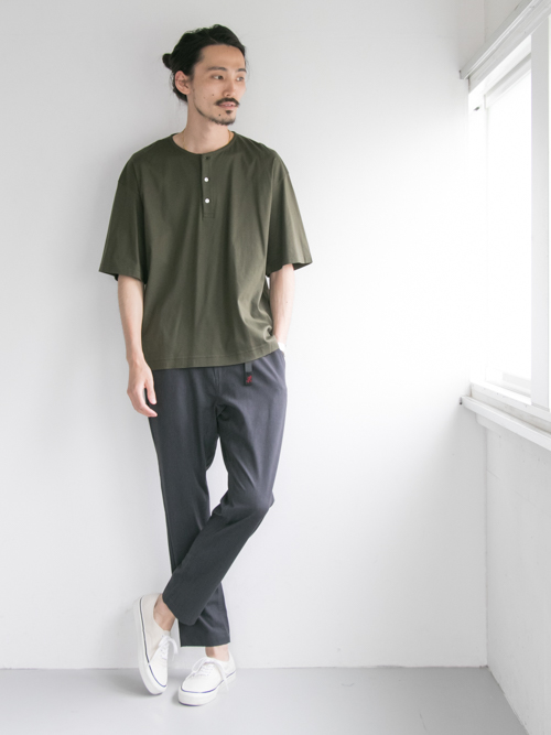 Urban Researchスタッフのtシャツを使ったメンズファッションコーディネート No 247